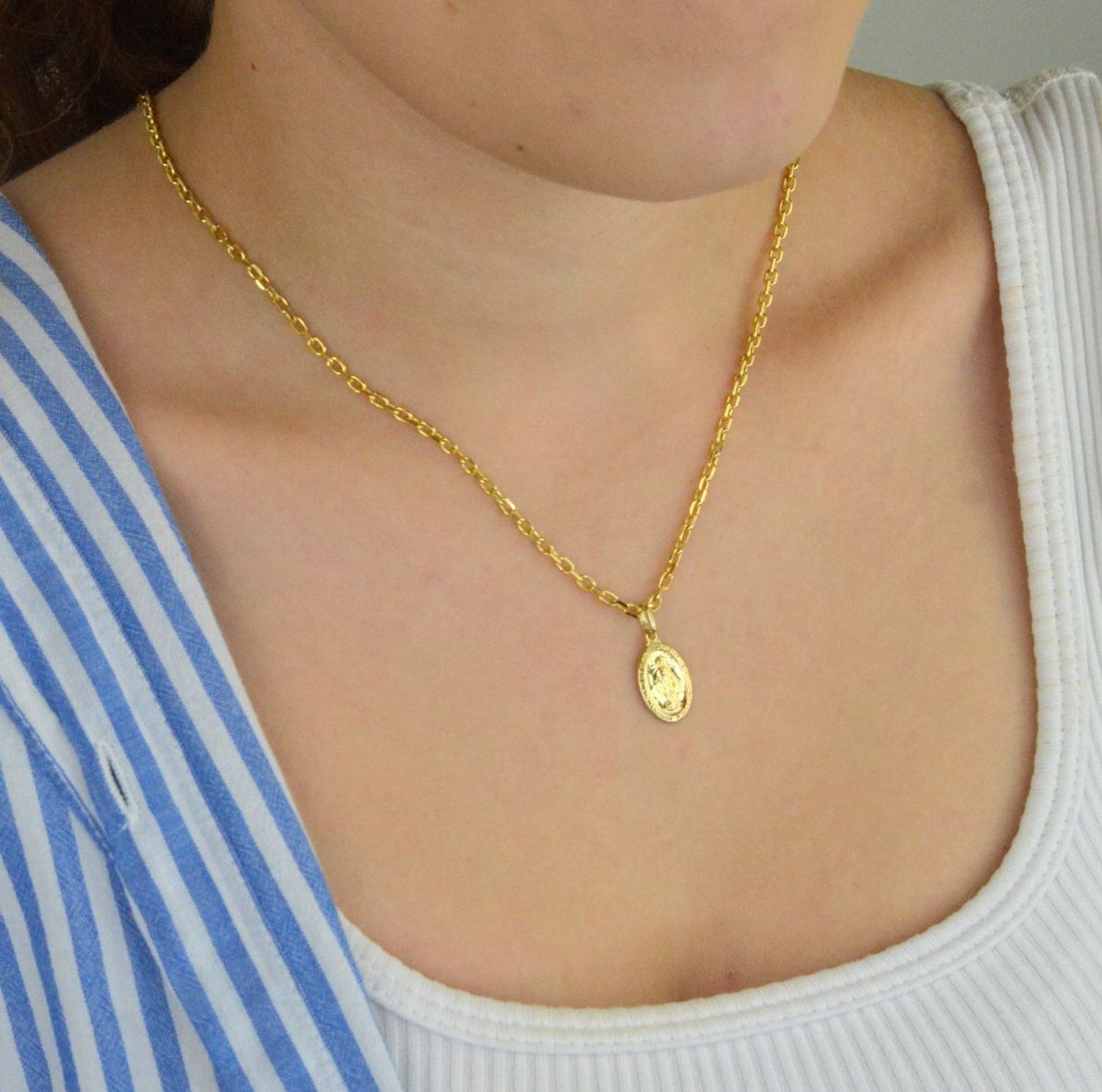 Zawieszka złota damska ZA 1533A 585 – Matka Boska Niepokalana, owalna. Wymiary 2,2 cm x 1,0 cm, waga 1,03 g. Subtelna i elegancka biżuteria religijna, idealna na prezent.1.jpg